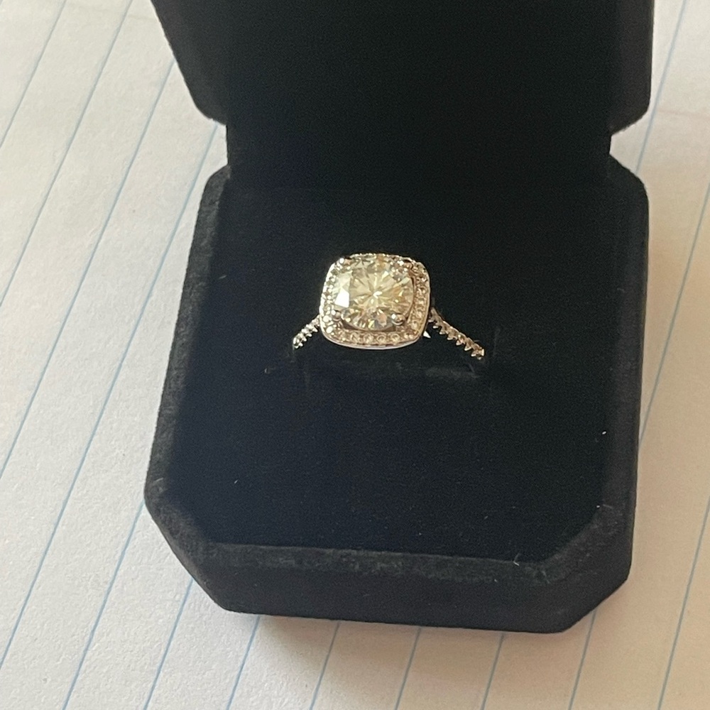 Brand new 2 carat Moissanite Sterling silver ring Size 7